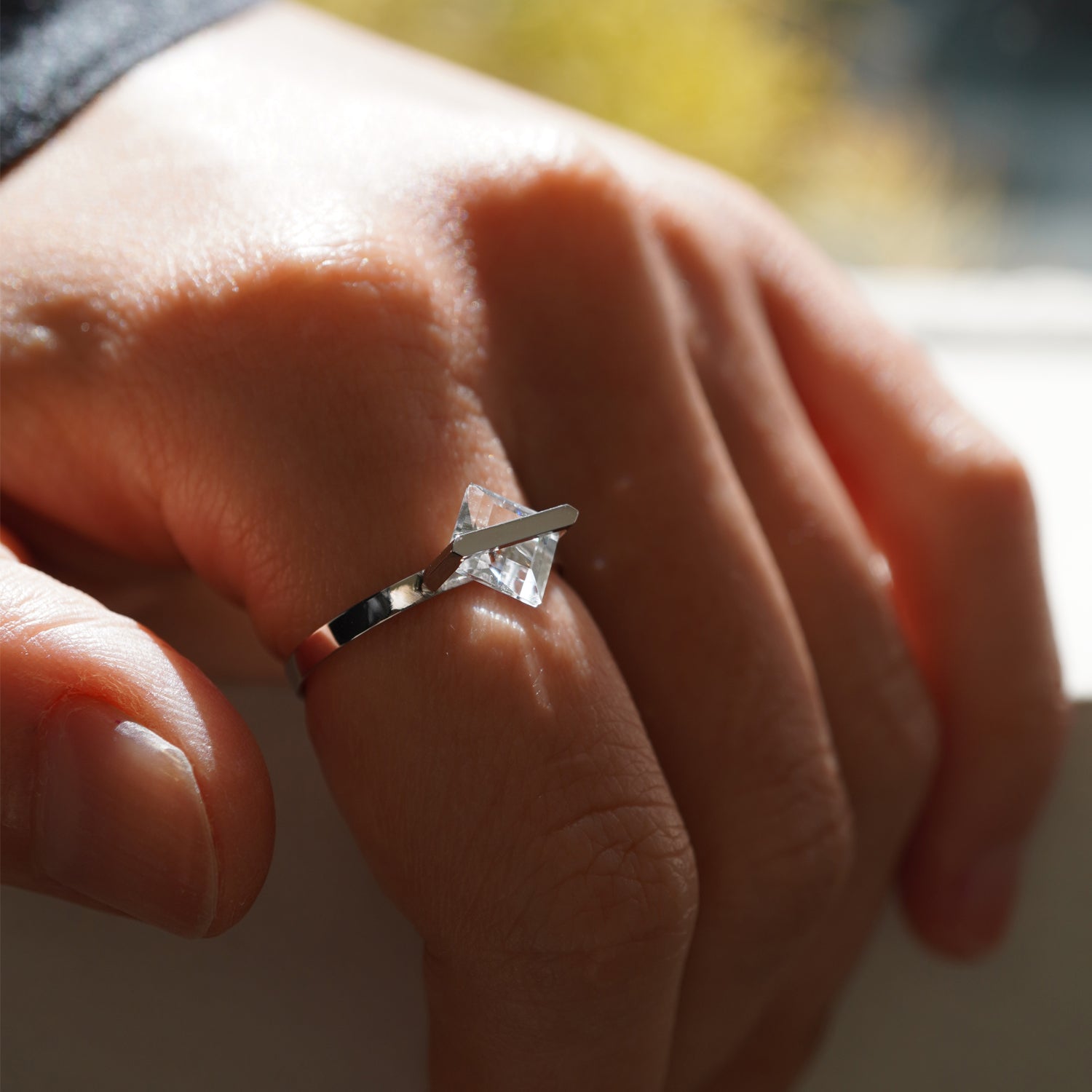 菱形カットのクオーツの透明感が際立つPt900リングの着用イメージ、バーで固定した構造（11号）