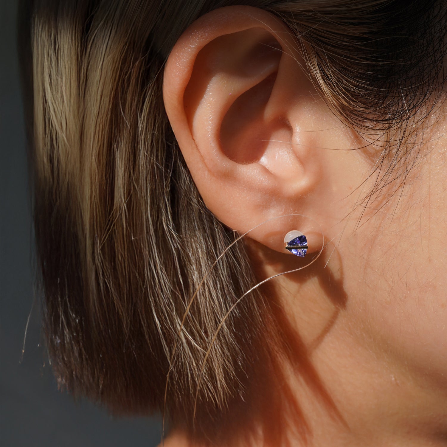 三角形のタンザナイトピアスの着用イメージ、耳元でのサイズ感がわかるK10YG（ポストK18YG・ペア）